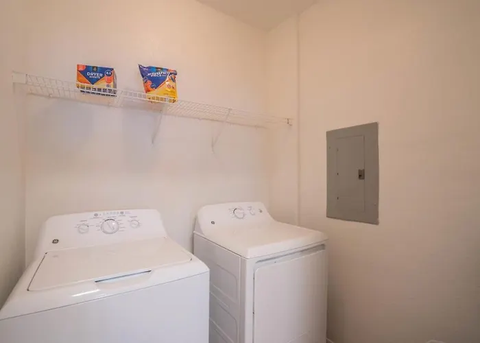Posh 2bd - Midtown - Gym, Pool, W-d, Parking - Sleeps 8 Phoenix