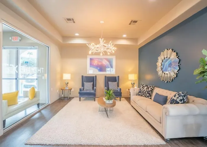Apartment Posh 2bd - Midtown - Gym, Pool, W-d, Parking - Sleeps 8
