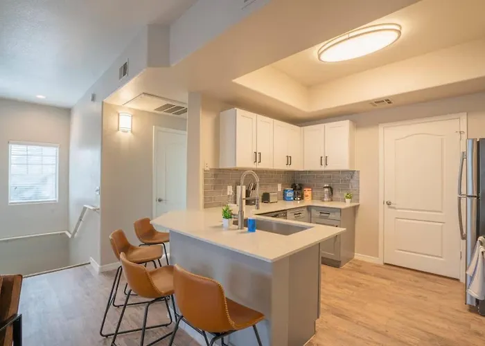 Posh 2bd - Midtown - Gym, Pool, W-d, Parking - Sleeps 8 Apartment *