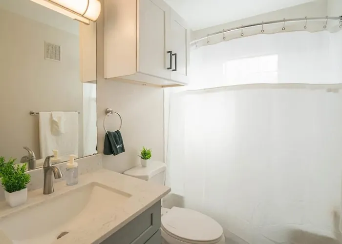 Posh 2bd - Midtown - Gym, Pool, W-d, Parking - Sleeps 8 Apartment Phoenix
