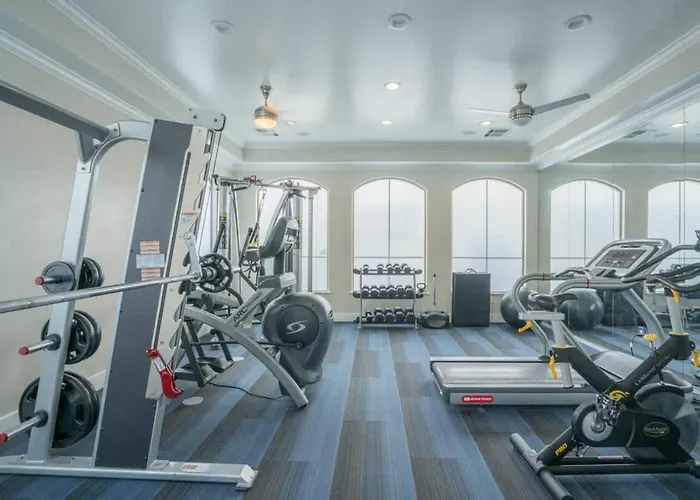 Apartment Posh 2bd - Midtown - Gym, Pool, W-d, Parking - Sleeps 8 Phoenix