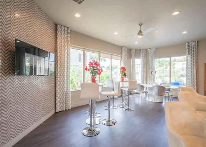 Posh 2bd - Midtown - Gym, Pool, W-d, Parking - Sleeps 8 Phoenix