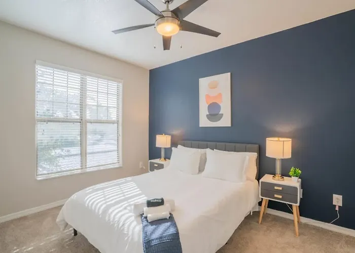 Posh 2bd - Midtown - Gym, Pool, W-d, Parking - Sleeps 8