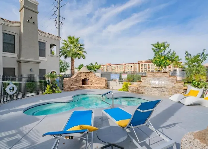 Posh 2bd - Midtown - Gym, Pool, W-d, Parking - Sleeps 8 Apartment *