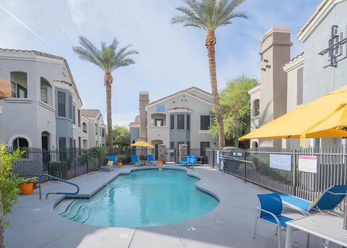 Apartment Posh 2bd - Midtown - Gym, Pool, W-d, Parking - Sleeps 8 *