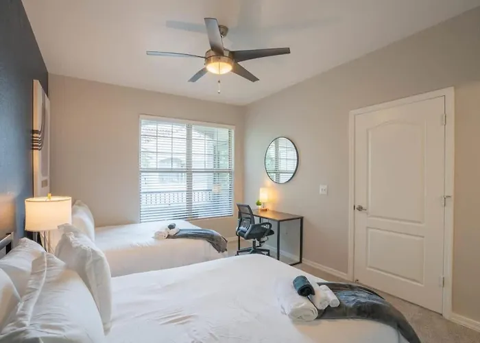 Posh 2bd - Midtown - Gym, Pool, W-d, Parking - Sleeps 8 Apartment Phoenix