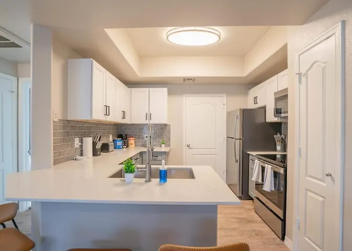 Apartment Posh 2bd - Midtown - Gym, Pool, W-d, Parking - Sleeps 8 Phoenix