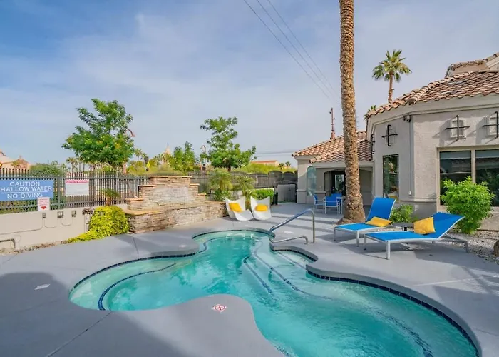 Posh 2bd - Midtown - Gym, Pool, W-d, Parking - Sleeps 8 *
