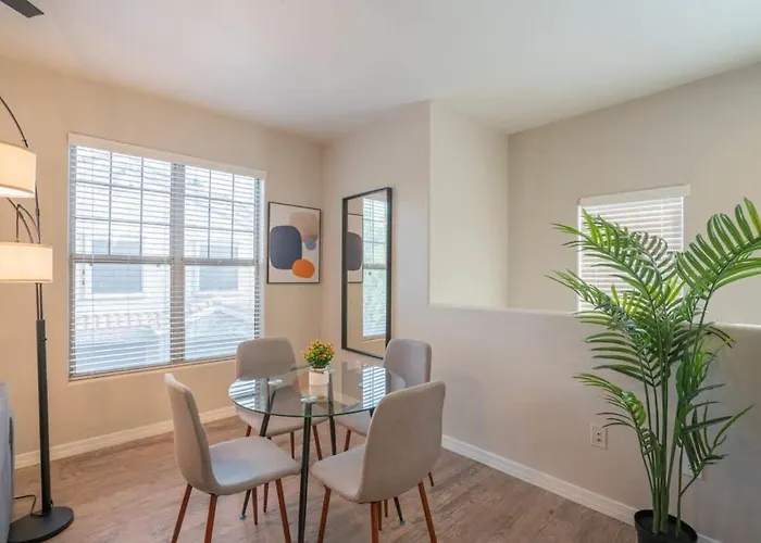 Posh 2bd - Midtown - Gym, Pool, W-d, Parking - Sleeps 8