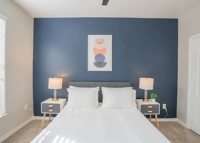 Apartment Posh 2bd - Midtown - Gym, Pool, W-d, Parking - Sleeps 8