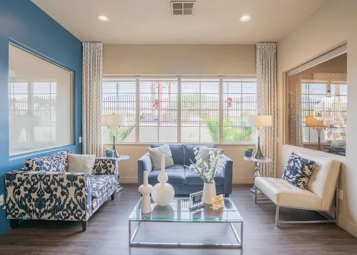 Apartment Posh 2bd - Midtown - Gym, Pool, W-d, Parking - Sleeps 8 *