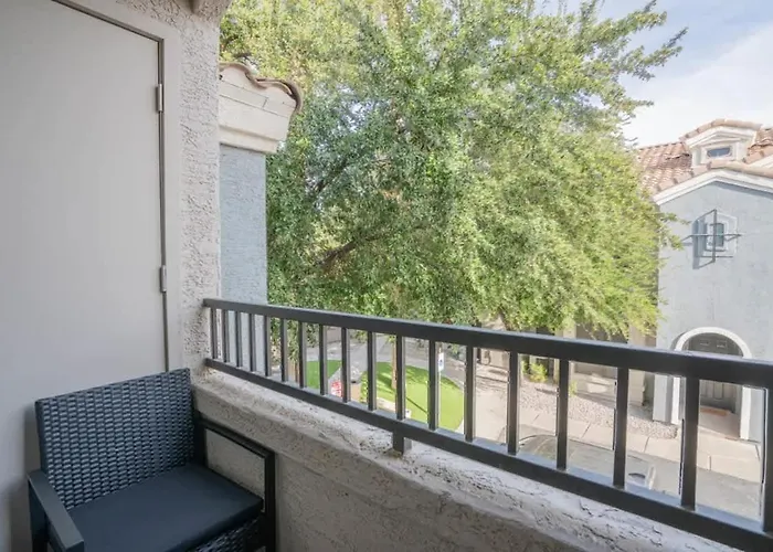 Posh 2bd - Midtown - Gym, Pool, W-d, Parking - Sleeps 8 *