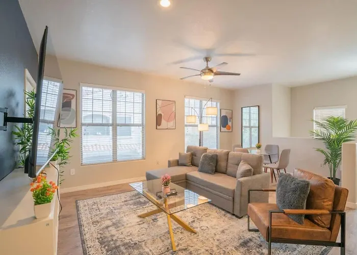 Posh 2bd - Midtown - Gym, Pool, W-d, Parking - Sleeps 8 Phoenix