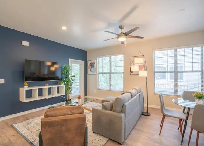 Posh 2bd - Midtown - Gym, Pool, W-d, Parking - Sleeps 8