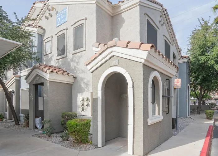 Posh 2bd - Midtown - Gym, Pool, W-d, Parking - Sleeps 8