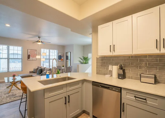Apartment Posh 2bd - Midtown - Gym, Pool, W-d, Parking - Sleeps 8 Phoenix