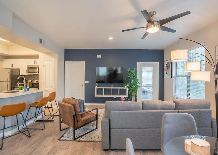 Posh 2bd - Midtown - Gym, Pool, W-d, Parking - Sleeps 8 *